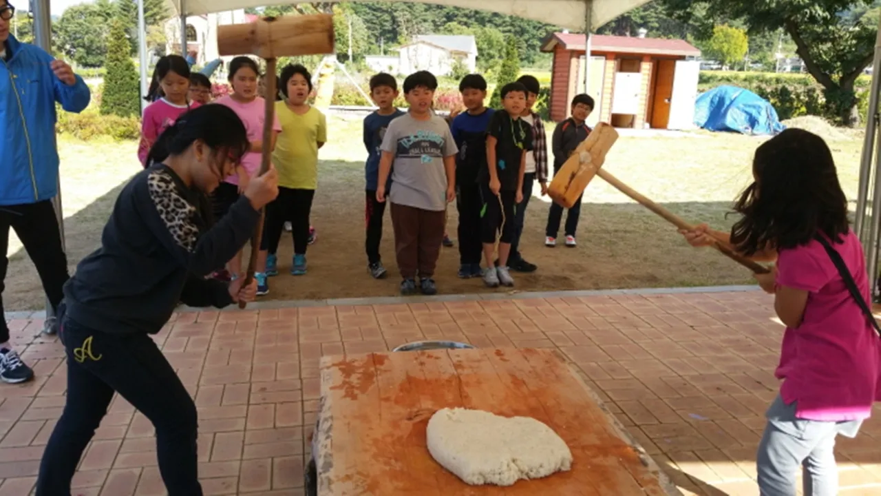 강원도 원주 학곡마을 떡메치기 체험 / 출처 : 한국관광공사