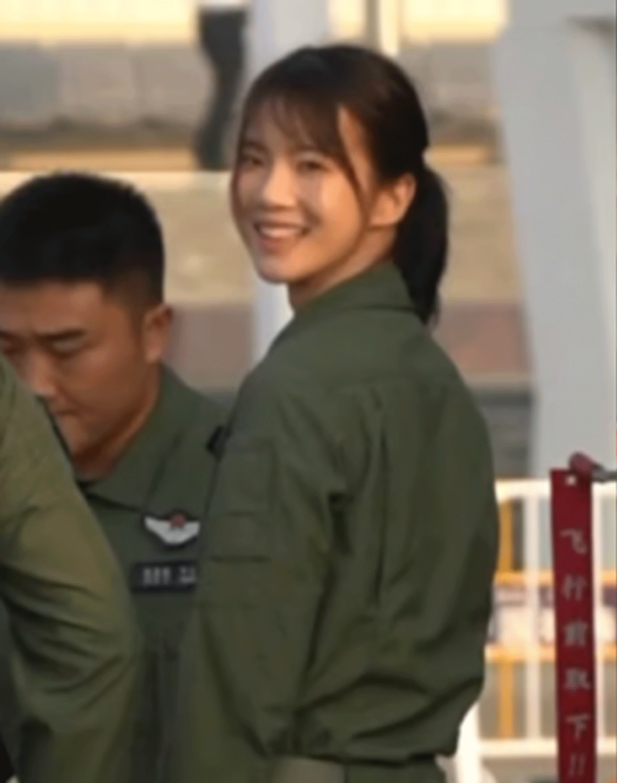 송혜교 빼닮은 미모의 쉬펑찬 소위 / 출처 : 온라인 커뮤니티