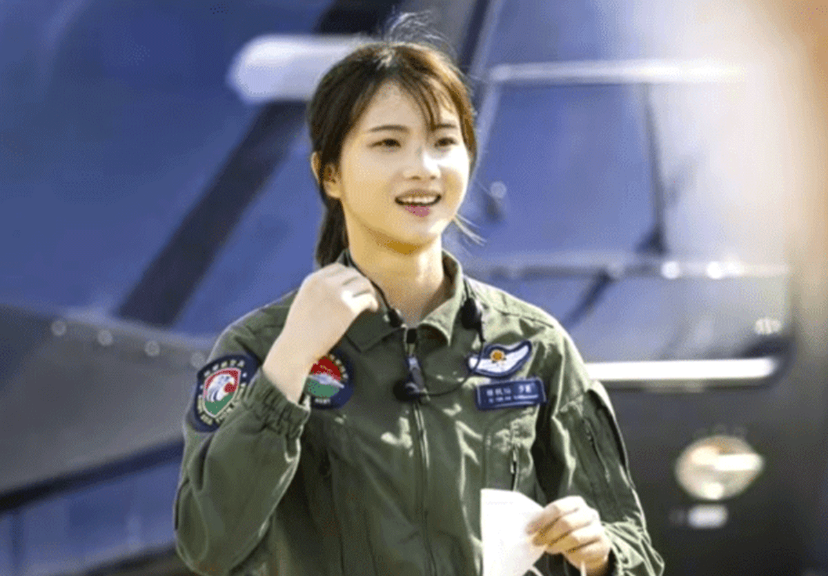 송혜교 빼닮은 미모의 쉬펑찬 소위 / 출처 : 온라인 커뮤니티