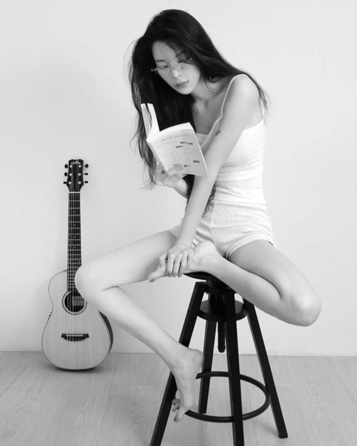 끈나시에 짧은 반바지 입은 장재인 / 출처 : 장재인 인스타그램