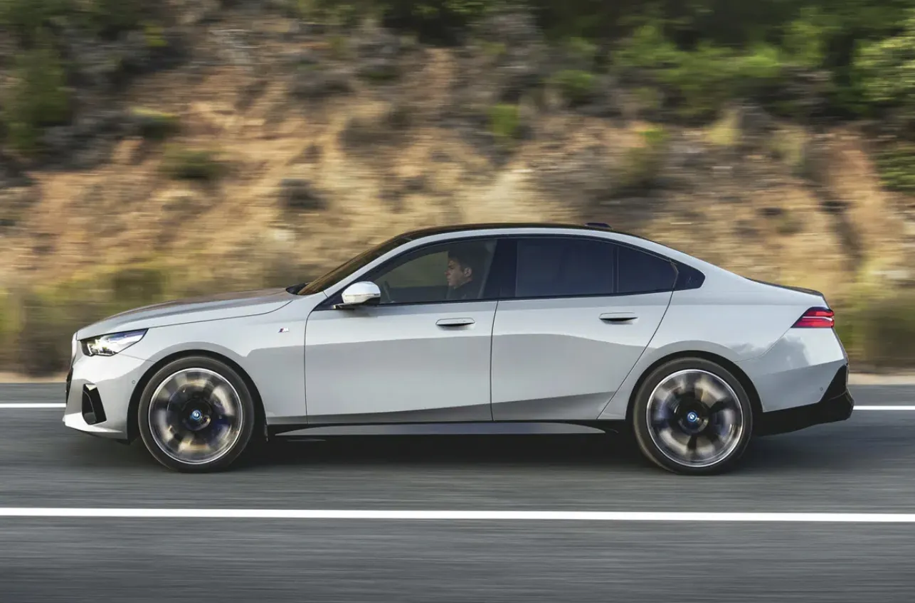 BMW 뉴 550e xDrive 측면2 (출처=BMW)