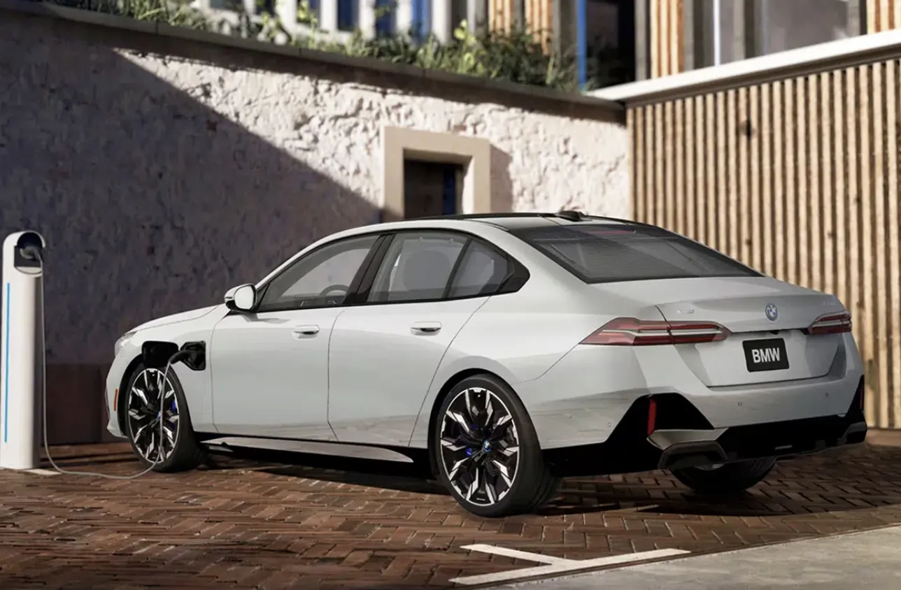 BMW 뉴 550e xDrive 측후면 (출처=BMW)