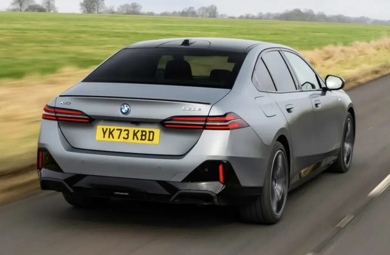 BMW 뉴 550e xDrive 측후면2 (출처=BMW)