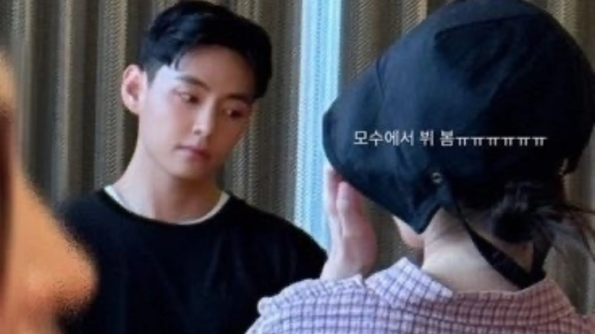 아이유 뷔(사진=온라인 커뮤니티)