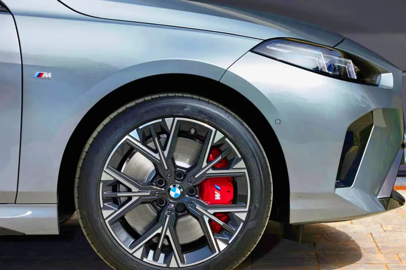 BMW 신형 1시리즈 휠 및 캘리퍼 (출처=BMW) BMW 신형 1시리즈 휠 및 캘리퍼 (출처=BMW)