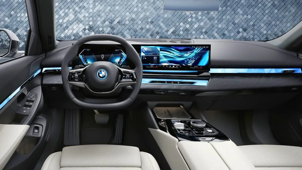 BMW 5 시리즈 실내 디스플레이 (출저=BMW) BMW 5 시리즈 실내 디스플레이 (출저=BMW)