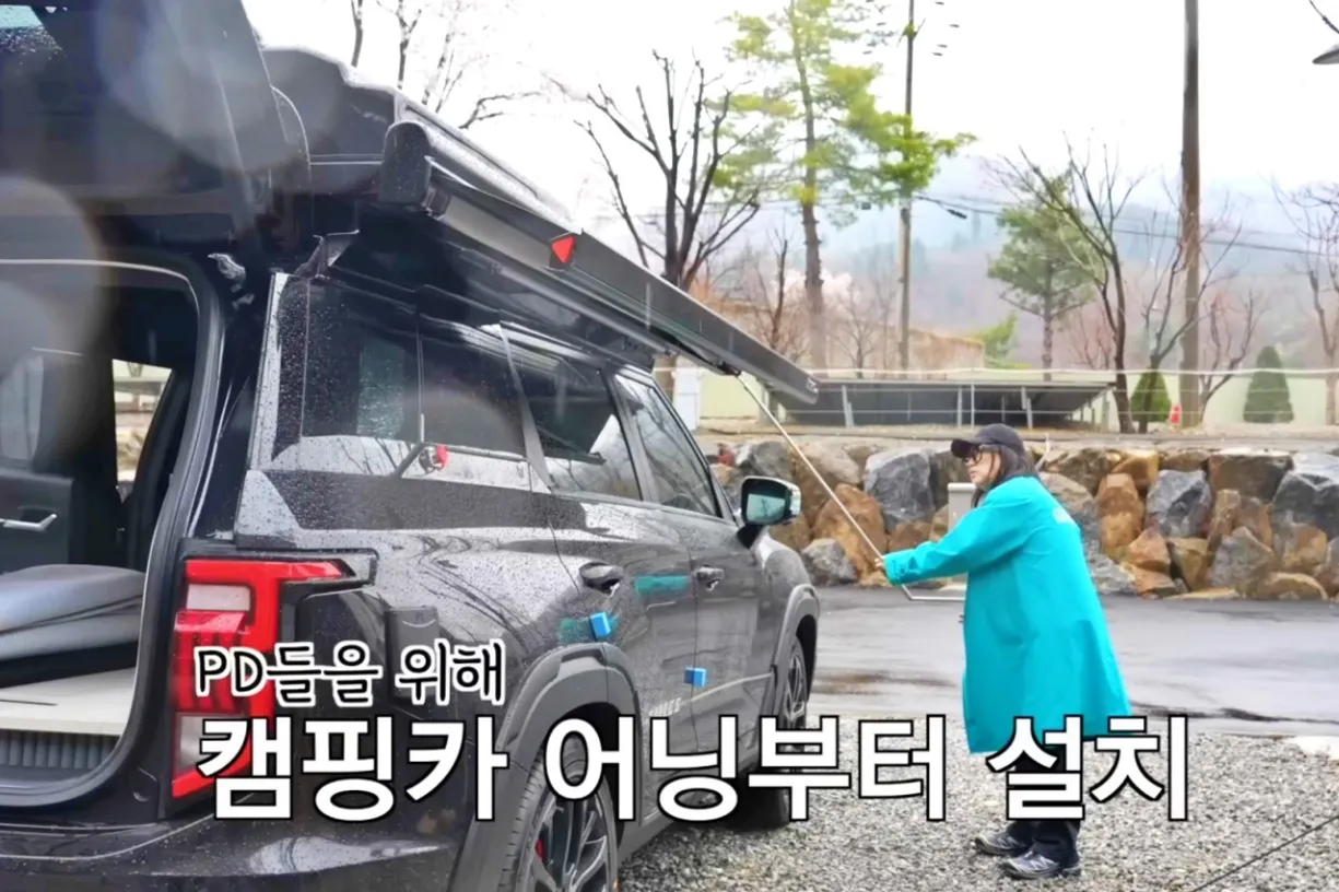 KGM 토레스 캠핑카 어닝을 펼치고 있는 김숙 (출처=유튜브 ‘김숙티비’)