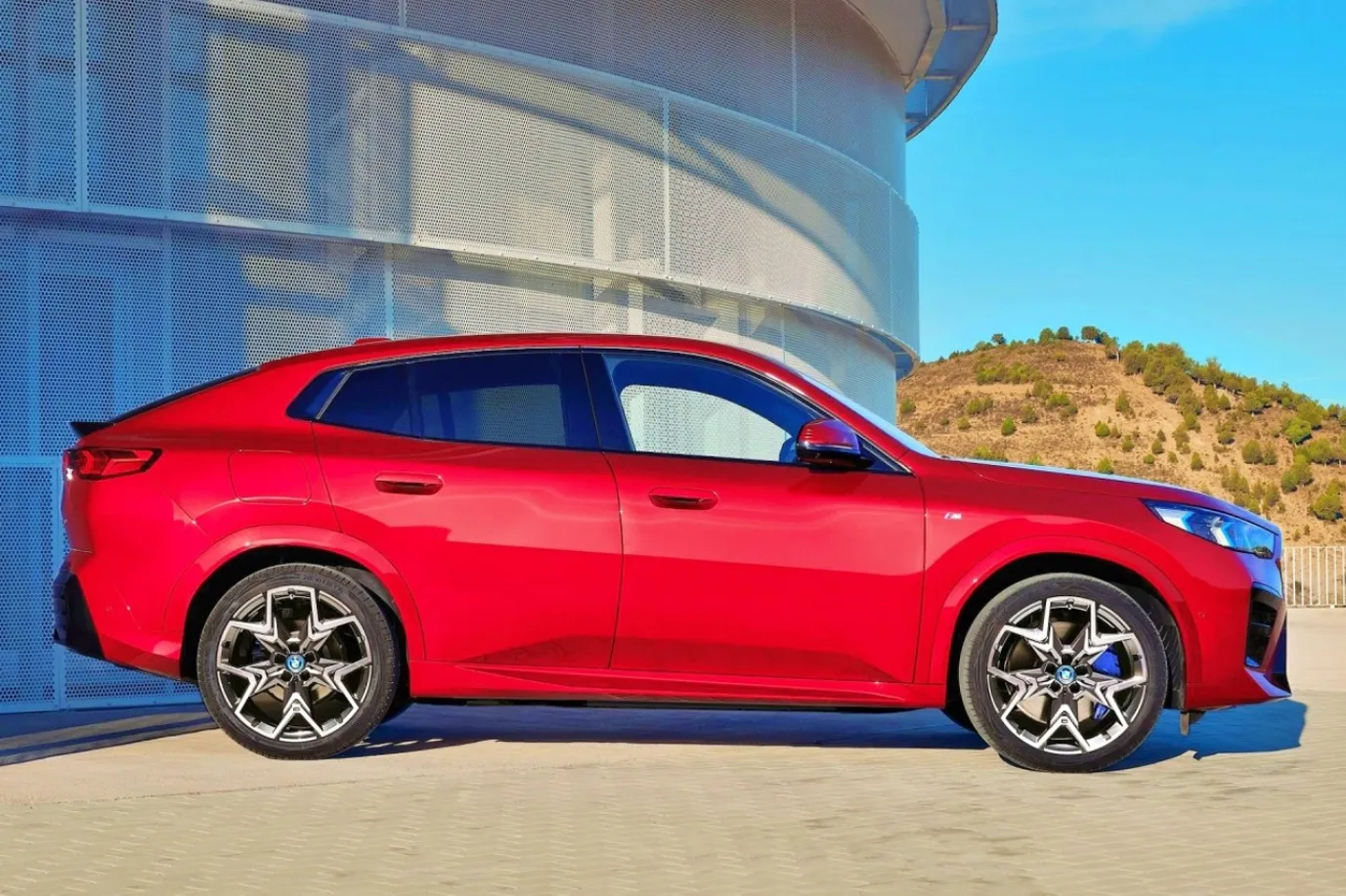 BMW iX2 측면 (출처=BMW) BMW iX2 측면 (출처=BMW)