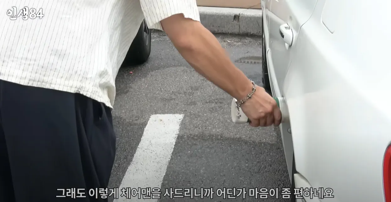 기안84가 이시언에게 선물한 쌍용 체어맨 (출처=유튜브 ‘인생84’) 기안84가 이시언에게 선물한 쌍용 체어맨 (출처=유튜브 ‘인생84’)