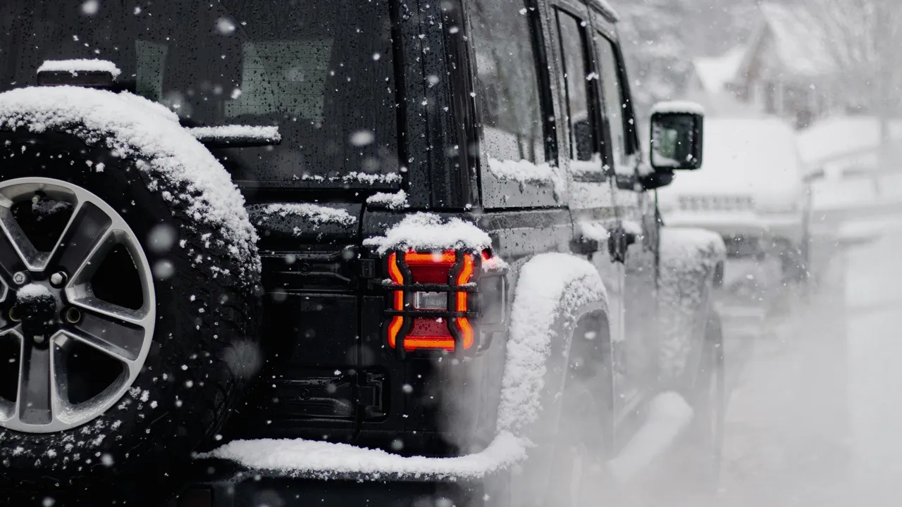 겨울철 눈덮인 차량
