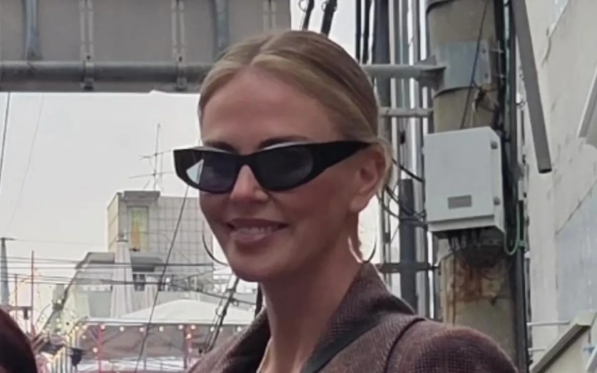 서울 마포구 홍익대학교 인근 거리에서 포착된 샤를리즈 테론. SNS 갈무리