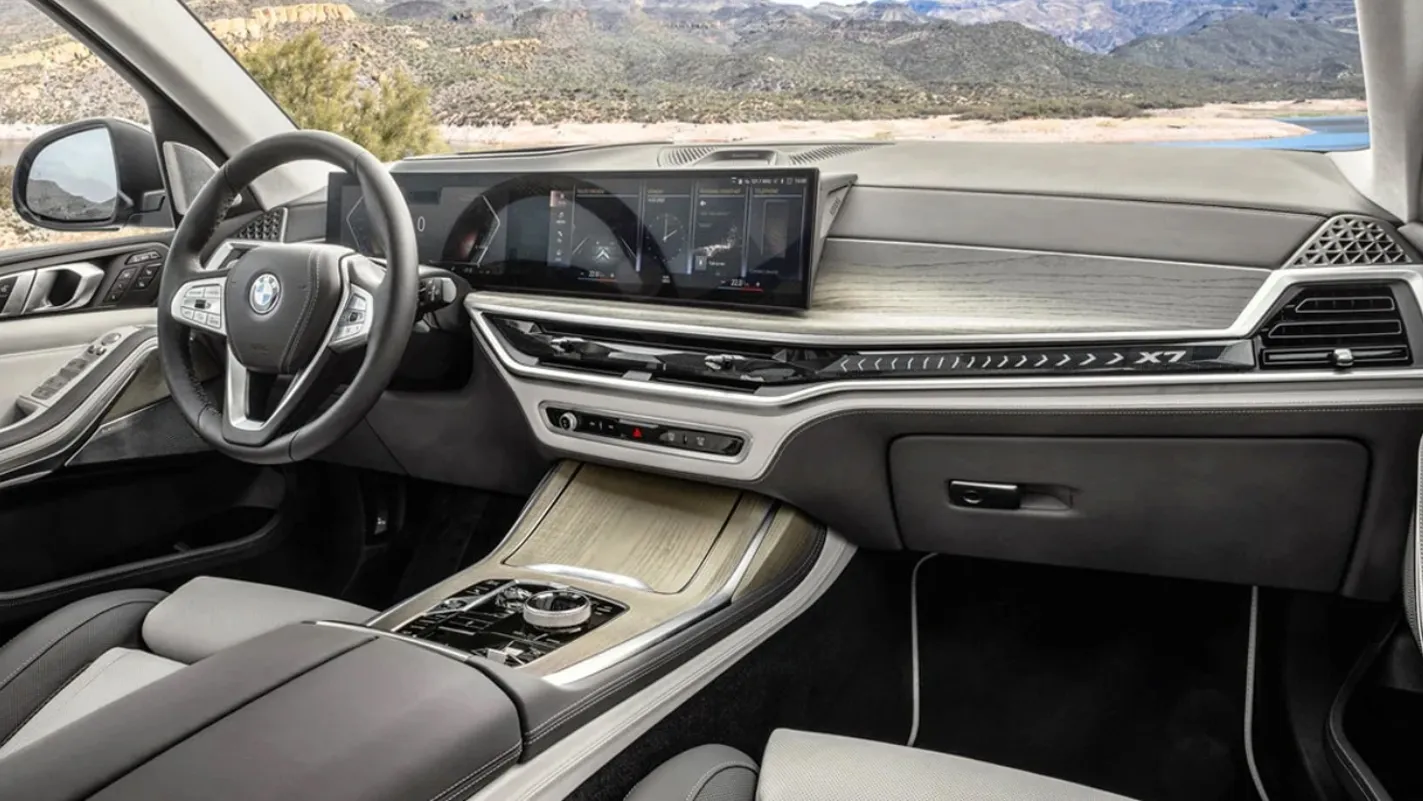 BMW X7 실내 디스플레이 (출처=BMW)