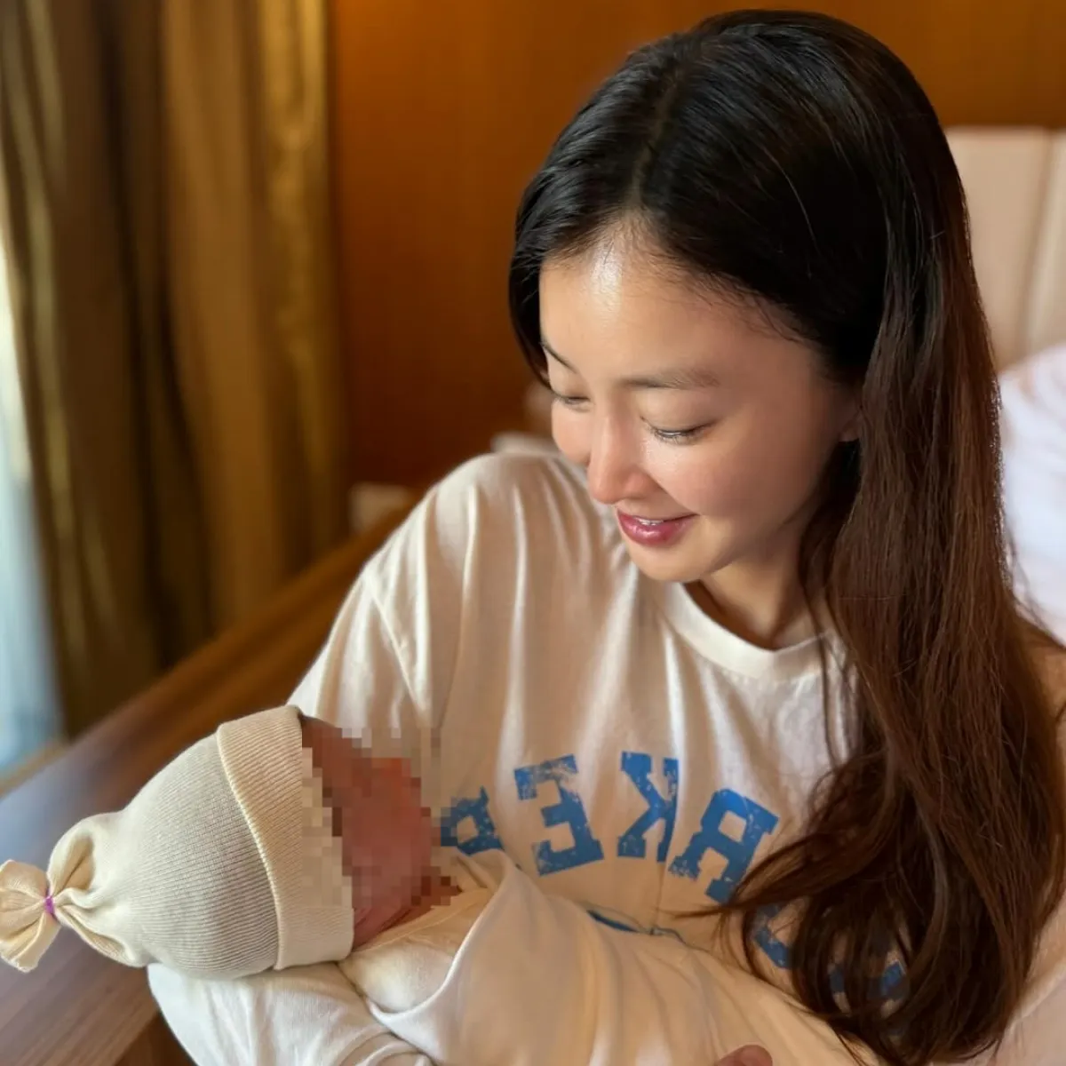 이시영이 신생아 딸을 안고 있는 모습. 이시영 인스타그램