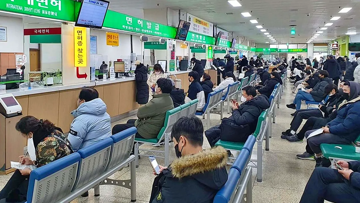 갱신을 위해 모여있는 운전자들 / 도로교통공단