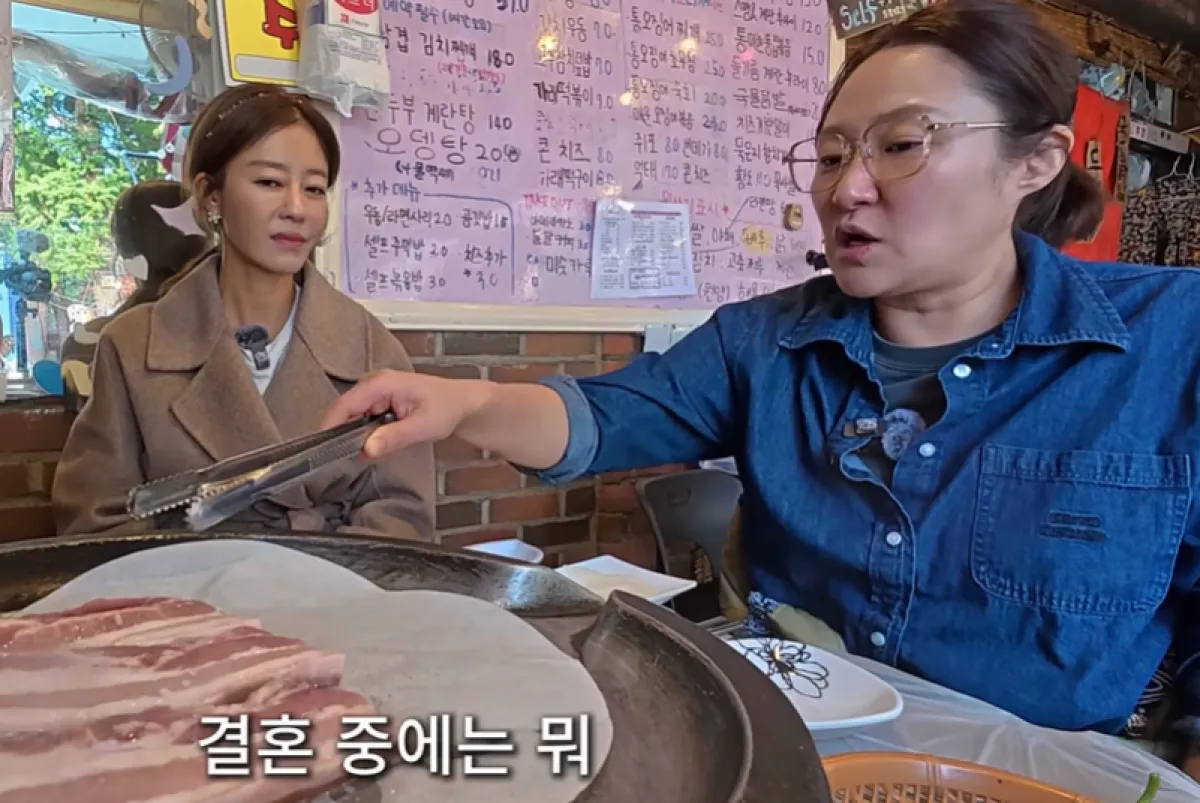 그룹 쥬얼리 출신 방송인 이지현(왼쪽)과 배우 김현숙. 유튜브 채널 ‘김현숙의 묵고살자’ 캡처