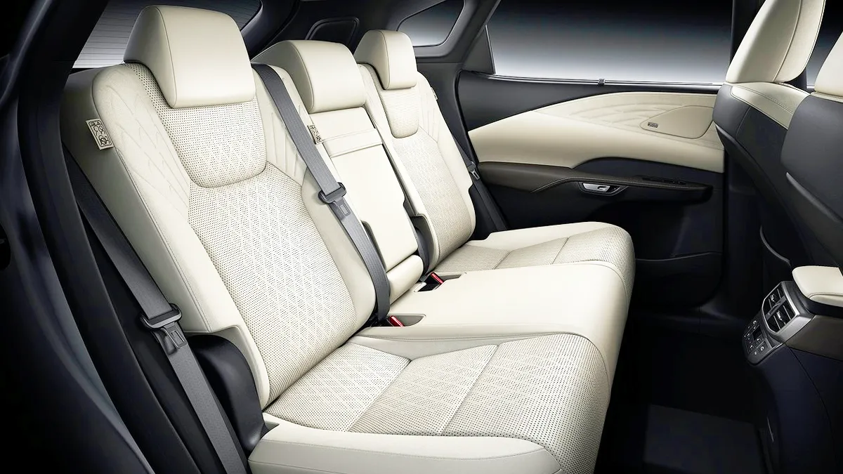 렉서스 RX 450h+ 실내 / 렉서스