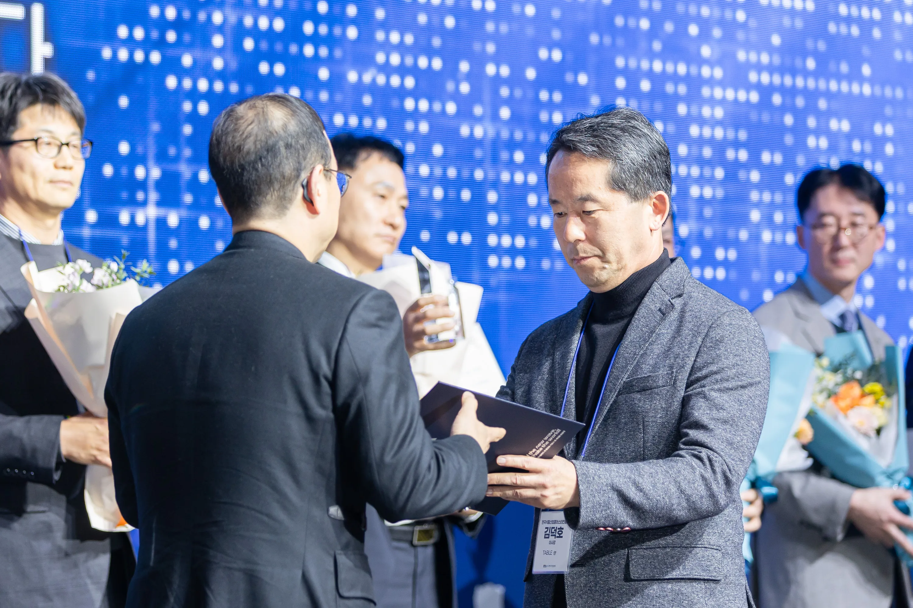 사진 : 식품진흥원 김덕호 이사장이 벤처기업협회 선정 ‘2025 창업지원 우수기관’ 표창을 수상하고 있다.