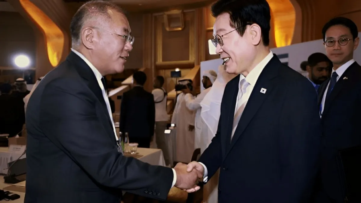 관세 협상과 관련하여 (왼) 현대차 정의선 회장, (오) 이재명 대통령 만나고 있다. / 출처-온라인커뮤니티