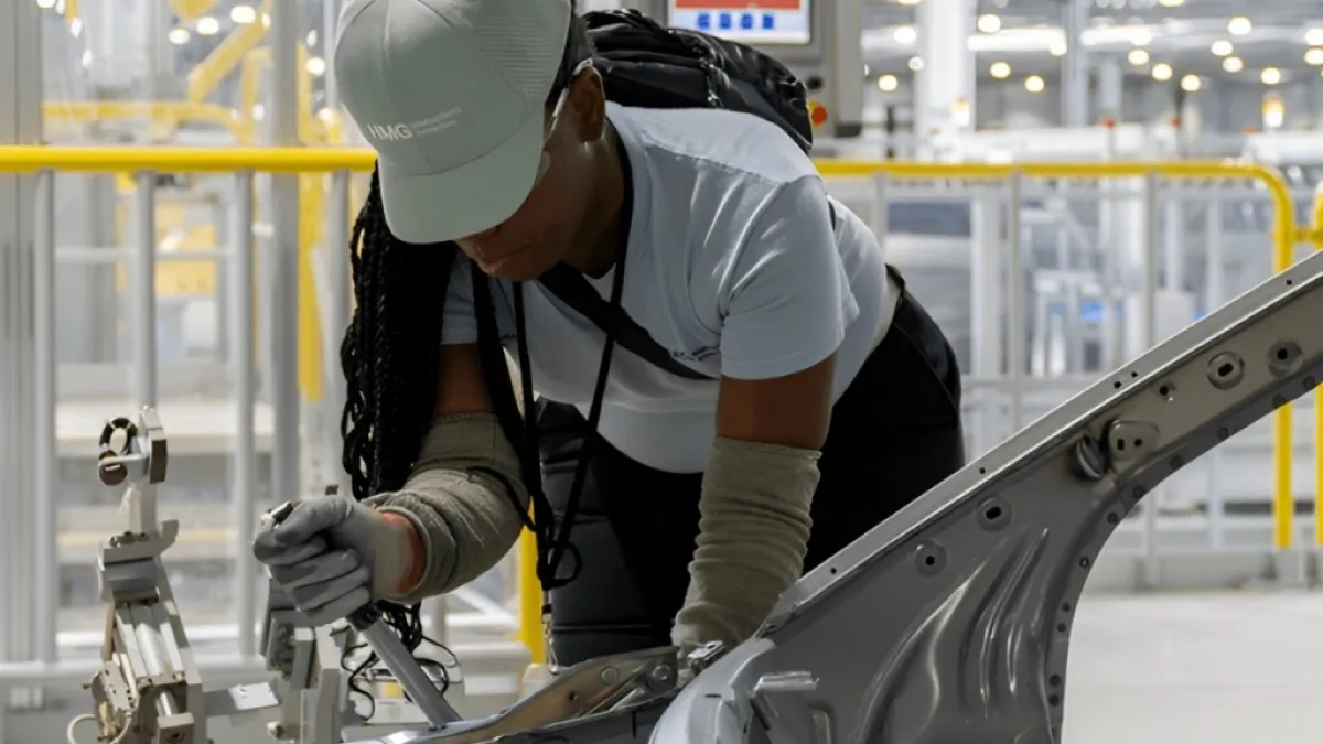 현대자동차 공장에서 근무하고 있는 근로자 모습 / 출처-온라인커뮤니티