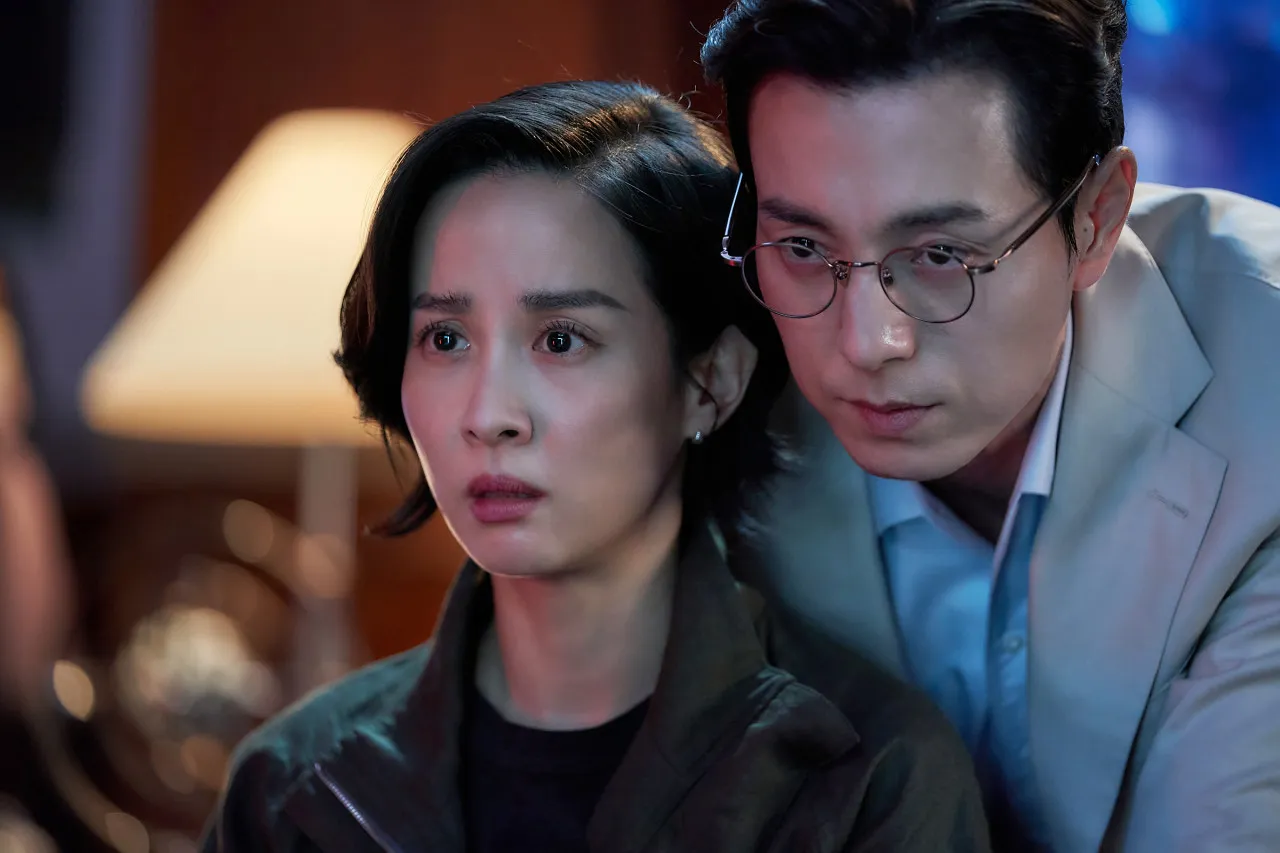 배우 조여정(왼쪽)과 정성일. 소니픽처스엔터테인먼트 제공