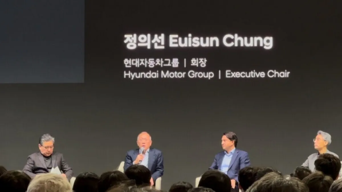 (왼쪽부터) 올해 1월’ 2025 현대차그룹 신년회’에 참석한 장재훈 현대차 완성차담당 부회장, 정의선 현대차그룹 회장, 호세 무뇨스 현대차 대표이사, 송창현 현대차 AVP본부 사장 겸 포티투닷 대표이사/출처-온라인커뮤니티