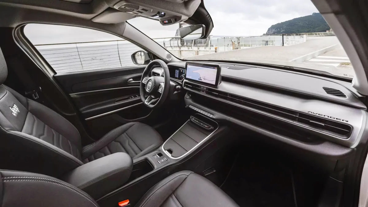 어벤저 마일드 하이브리드 eAWD 실내 / 지프