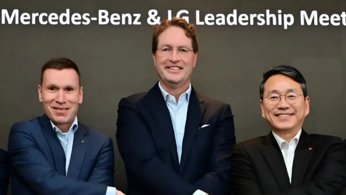 (왼) 마티아스 바이틀 메르세데스-벤츠코리아 CEO, (가운데) 올라칼레니우스 메르세데스-벤츠 그룹 CEO, (오) 조주완 LG전자 대표 / 사진=LG전자 제공