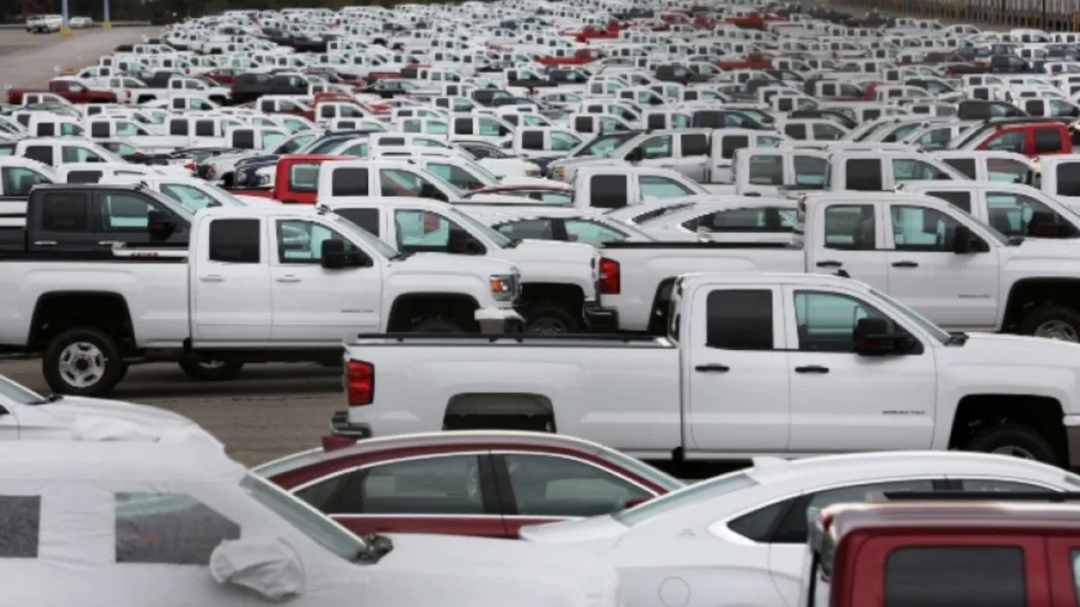 지난 2019년 9월 24일(현지시각) 캐나다 온타리오주 오샤와에 위치한 GM 조립공장에서 새로 출고된 트럭들이 주차장에 늘어서 있다. /사진=온라인커뮤니티