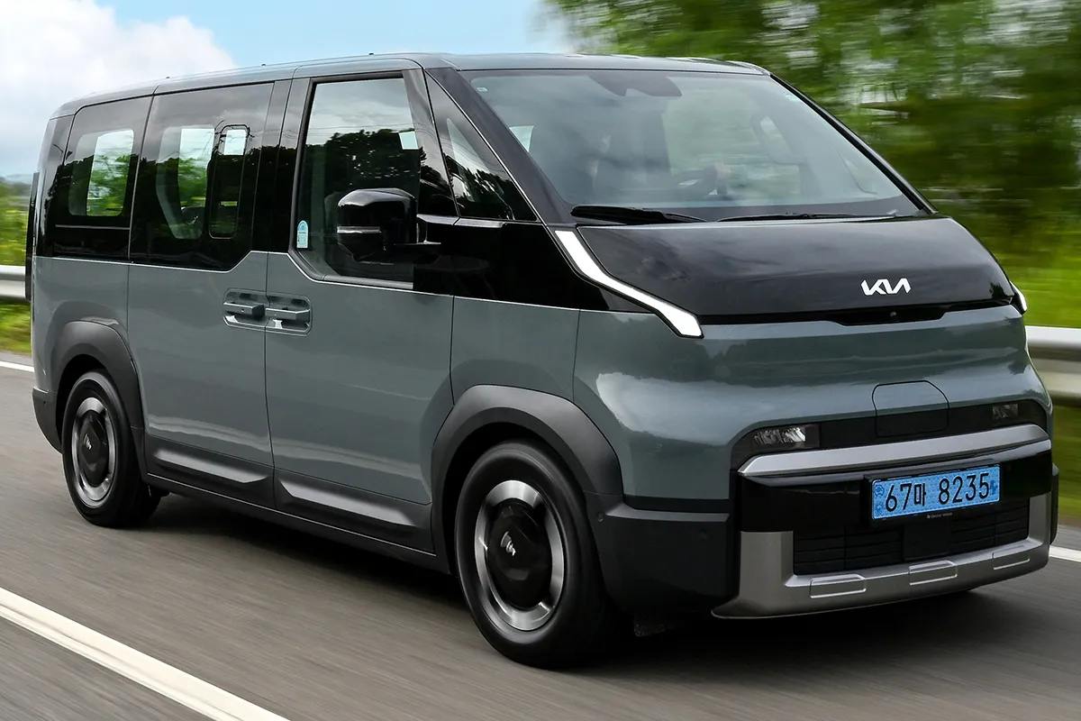 카니발과 동일한 슬라이딩 도어 타입인 점도 큰 장점이다. 비좁은 공간에 주차해도 충분히 내릴 수 있는 공간을 마련할 수 있다.