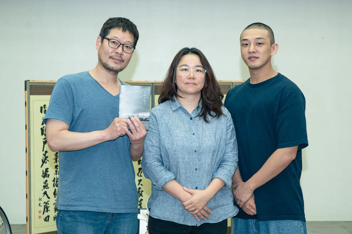 맨 왼쪽부터 배우 유재명, 홍의정 감독, 배우 유아인. 에이스메이커무비웍스 제공