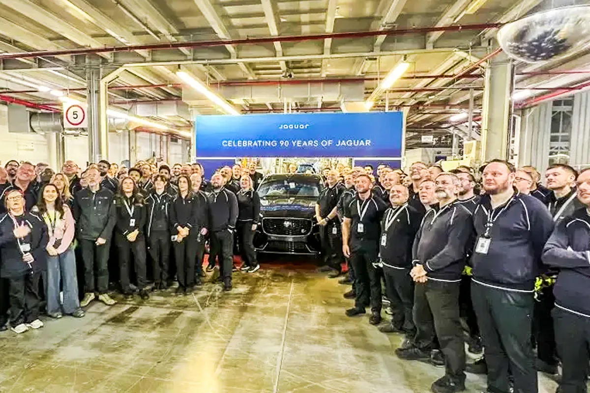 마지막 생산 기념 - 출처 : 재규어