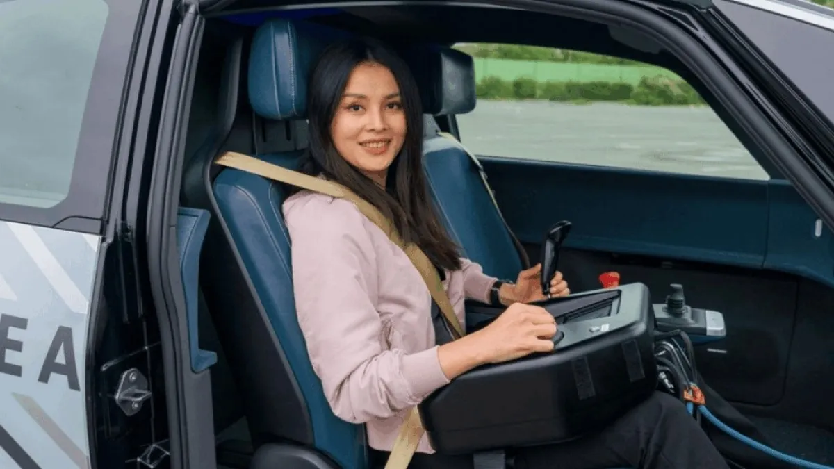 조수석에 있는 조이스틱 / 사진=폭스바겐