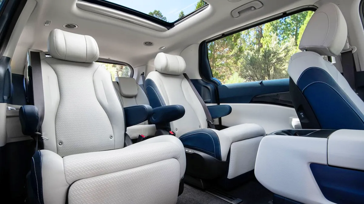 카니발 하이브리드 실내 / 기아