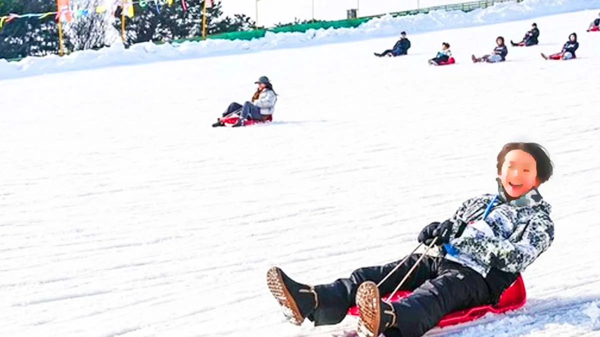 시민들이 서울랜드 스노우펀랜드 눈썰매장에서 썰매를 타고 있다 / 사진=서울랜드