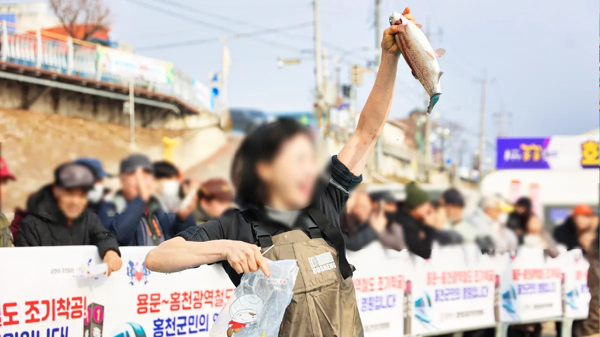 시민이 직접 체험하는 홍천강 꽁꽁축제 맨손송어잡기 / 사진=홍천군 공식블로그