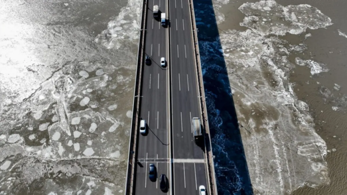 한겨울 교량 위 차량들 / 사진=온라인 커뮤니티
