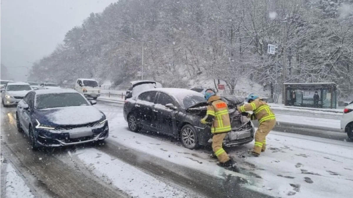 사고 수습 중인 소방관 / 사진=SBS
