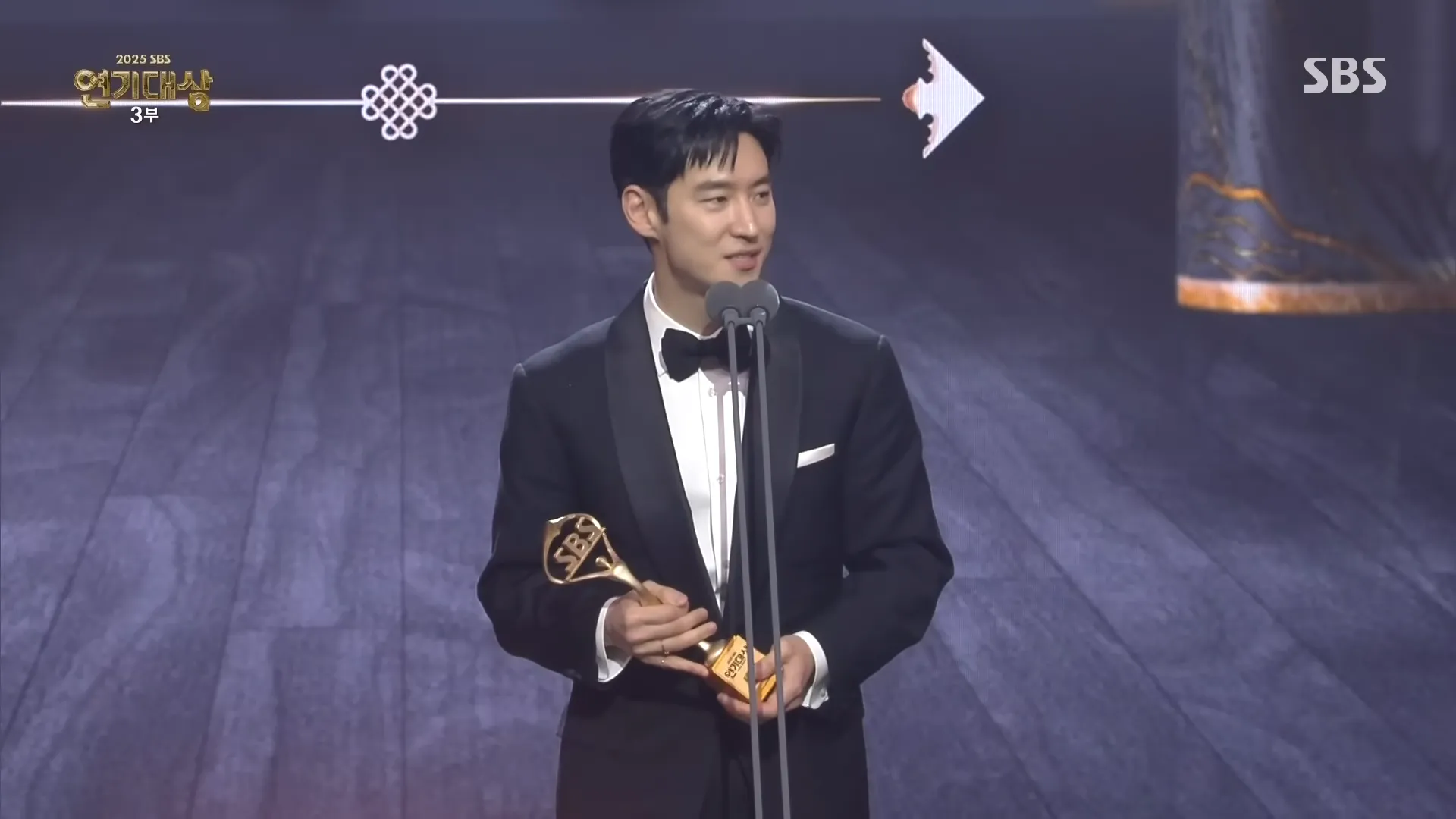 배우 이제훈이 ‘모범택시3’로 ‘2025 SBS 연기대상’에서 대상을 수상한 모습. SBS