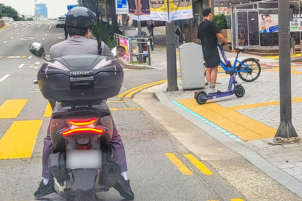 이륜차와 킥보드 - 출처 : 다키포스트