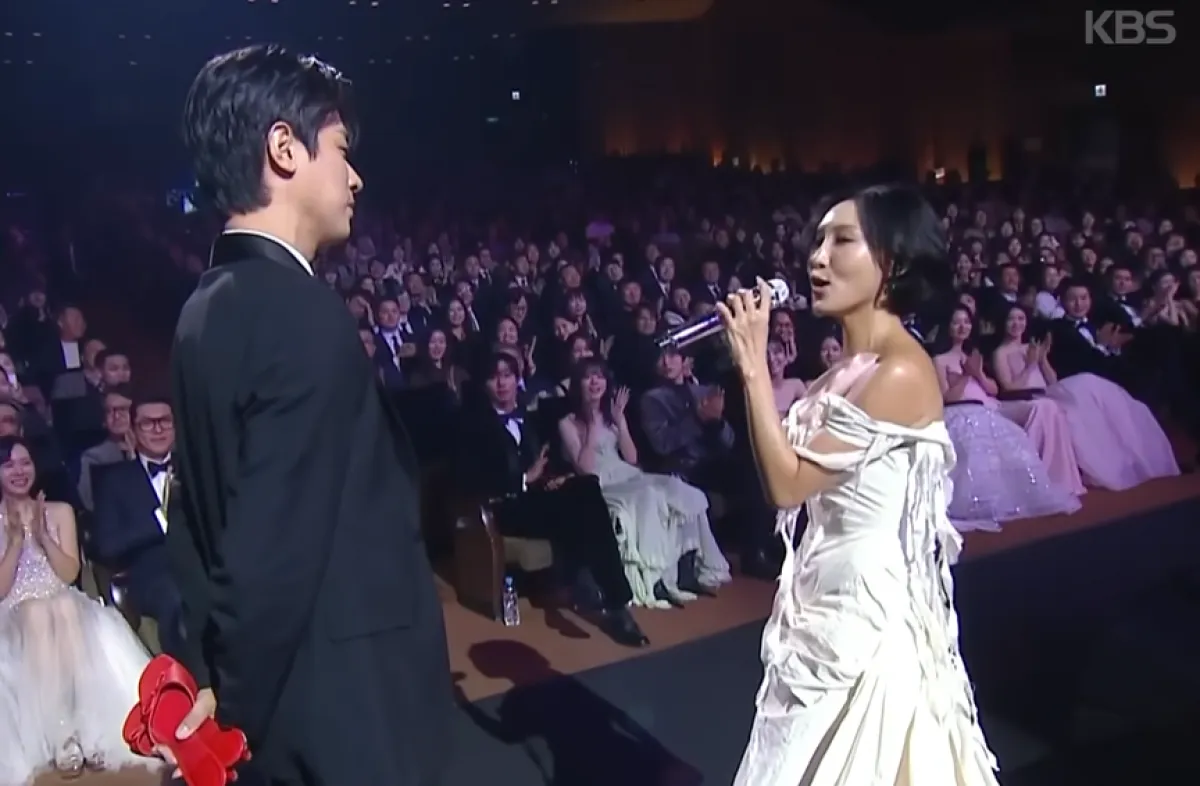 ‘제46회 청룡영화상’ 축하무대에 오른 배우 박정민(왼쪽)과 가수 화사. ‘제46회 청룡영화상’ 방송화면