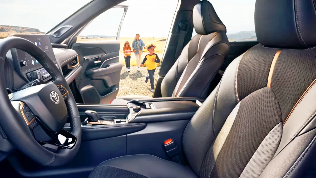 2026년형 그랜드 하이랜더 실내 / 토요타