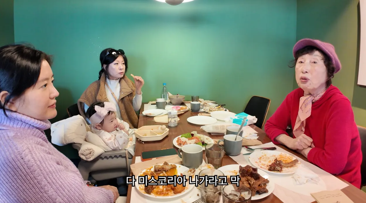 코미디언 이용식의 딸 이수민(맨 왼쪽) 가족 4대가 한자리에 모여 있는 모습. 유튜브 채널 ‘아뽀TV’ 캡처