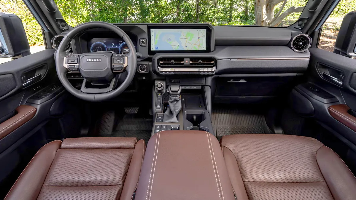 2026년형 랜드크루저 실내 / 토요타