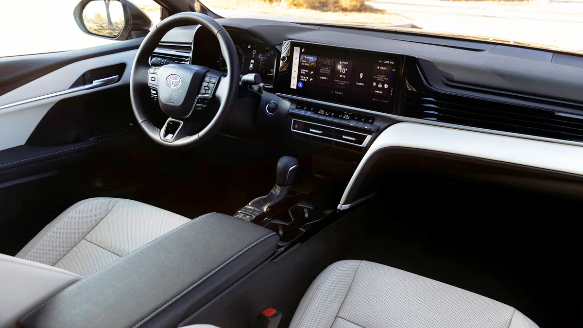 캠리 하이브리드 실내 / 토요타