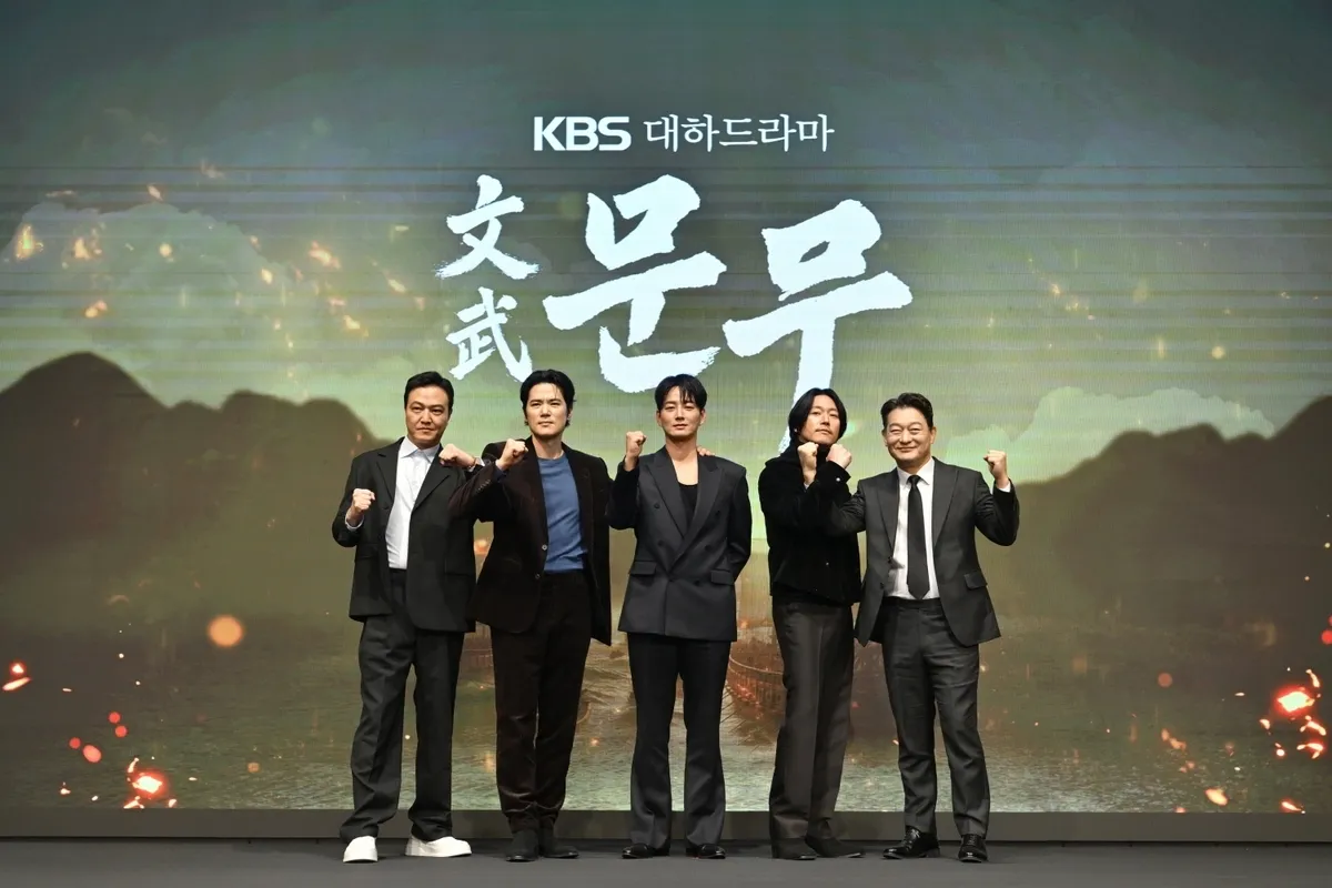 맨 왼쪽부터 배우 정웅인, 김강우, 이현욱, 장혁, 조성하. KBS 제공