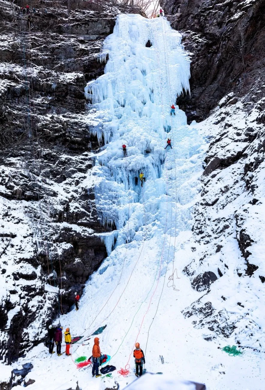 사진=구곡폭포 빙벽타기. 정운교. 2025 춘천관광사진전