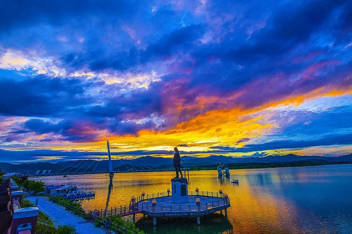 사진=최돈식. 소양강의 일몰. 2022 춘천관광사진전