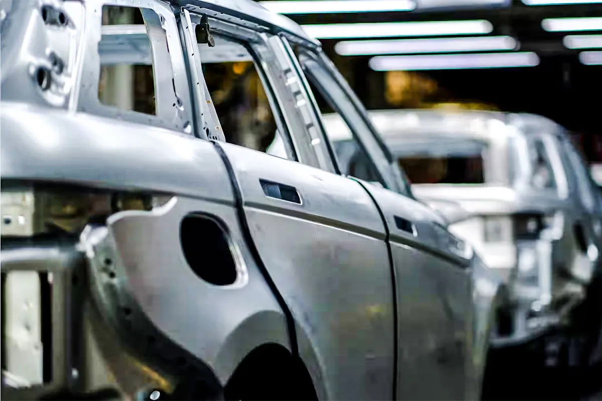 랜드로버 공장 - 출처 : JLR