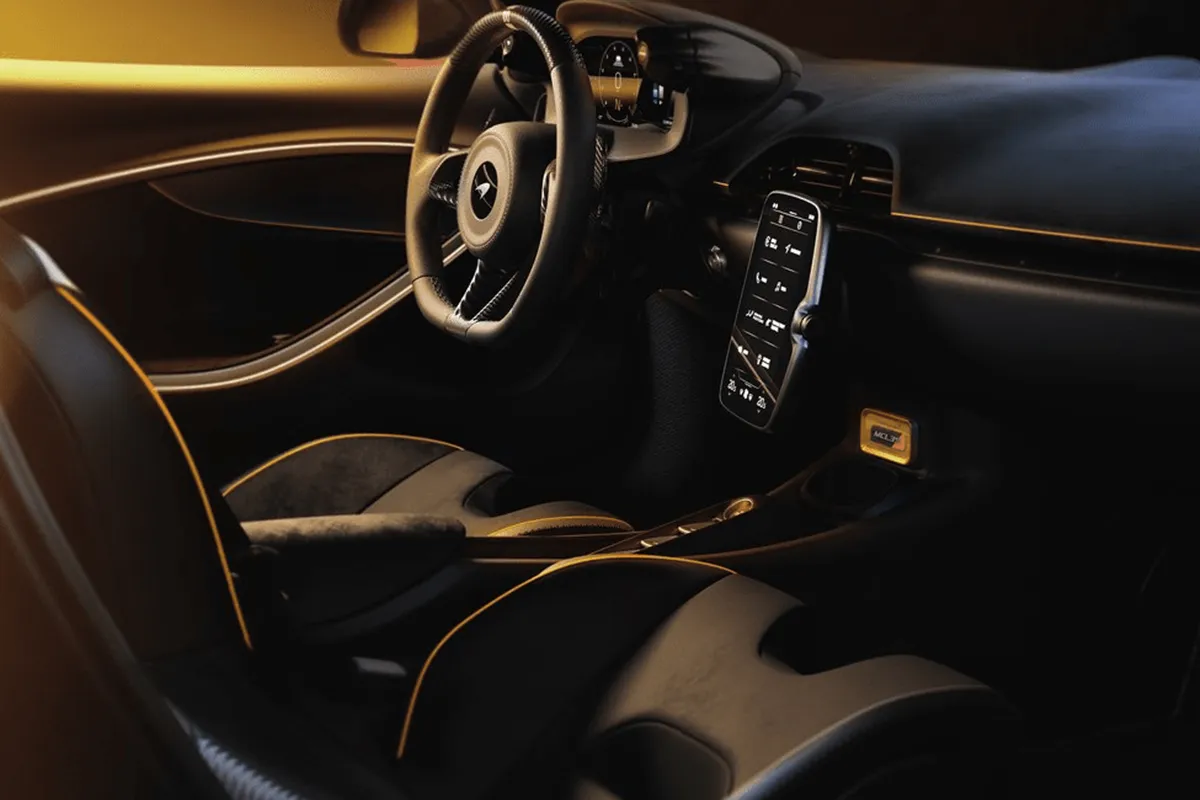 맥라렌 아투라 스파이더 MCL39 실내