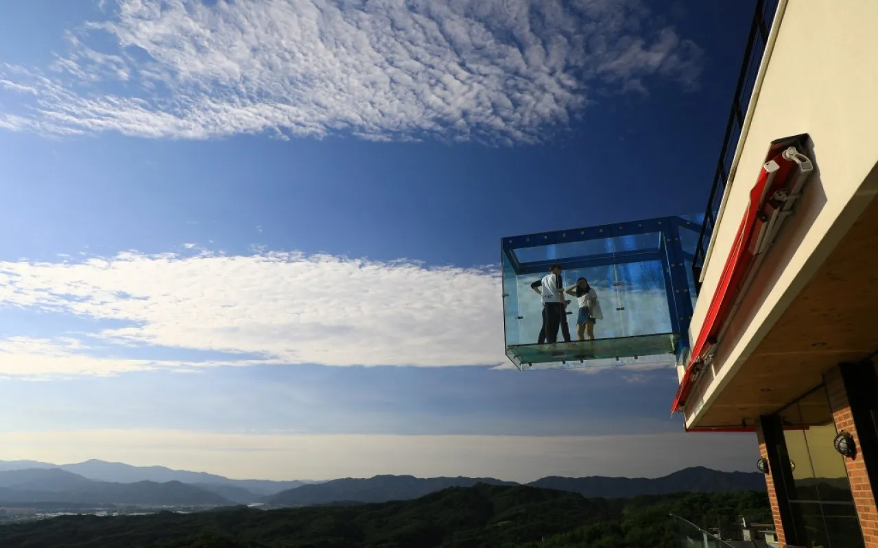 사진=김재득. 구봉산 카페거리에서. 2018 춘천관광사진전